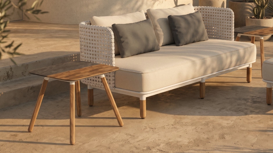 DAISY Chat Table Square